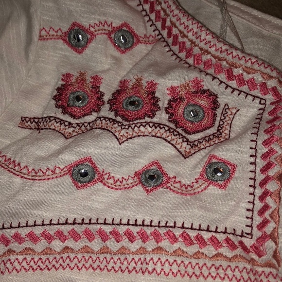 Tee with embroidery - Picture 2 of 3